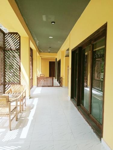 an empty hallway of a house with yellow walls at BONO MOTELS in Nārān