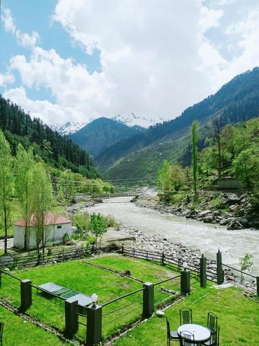 a view of a river with mountains in the background at BONO MOTELS in Nārān