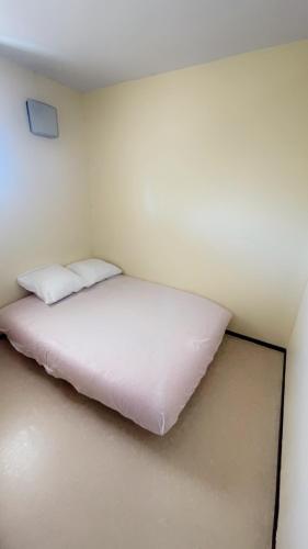 a small bedroom with a white bed in a room at L'horizon - Vue lac - 5min plage in Port-la-Nouvelle