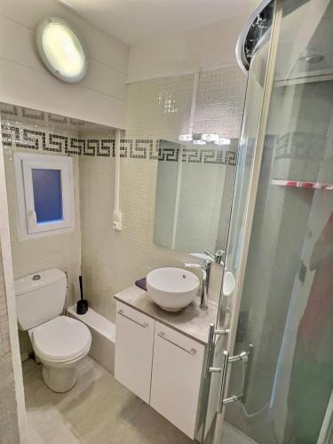 une salle de bain avec toilettes, lavabo et douche dans l'établissement WonderHost, les volumes de Margot en hypercentre, à Pau