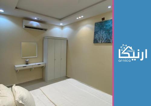 Zimmer mit einem Bad mit einer Tür und einem Waschbecken in der Unterkunft شالية ارنيكا in As Sayl aş Şaghīr