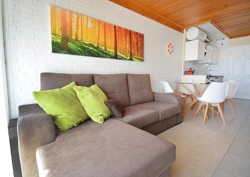 un soggiorno con divano e una cucina di Apartamento con vistas en Pedras Negras a Pontevedra
