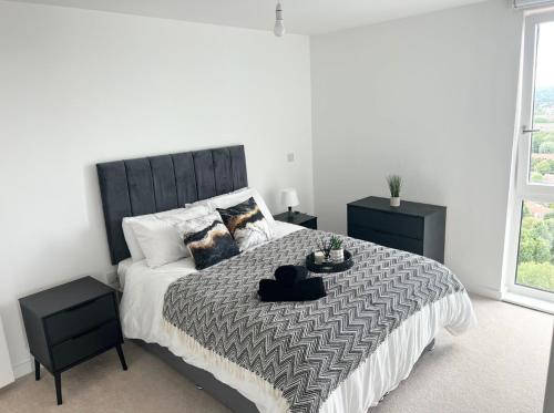 Modern 2 Bed Condo with Balcony & Gym tesisinde bir odada yatak veya yataklar