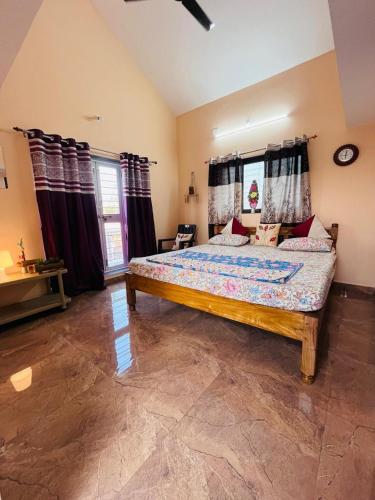ein Schlafzimmer mit einem großen Bett in einem Zimmer in der Unterkunft Shree Radhakrishn Homestay Tarkarli Malvan in Malvan
