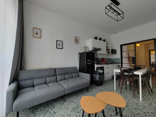 un salon avec un canapé et une table dans l'établissement Charmant logement avec 2 chambres jusqu'à 6 voyageurs proche centre ville, à Lourdes