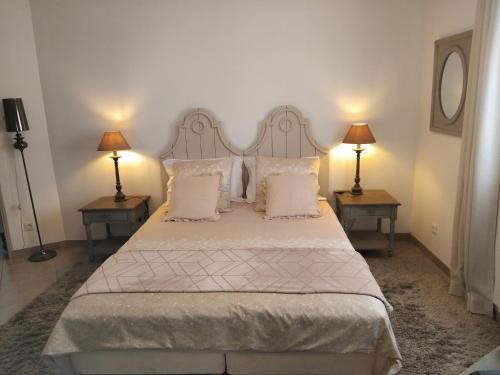 une chambre avec un grand lit avec deux lampes dans l'établissement Le cosy de Noisy, à Noisy-le-Sec