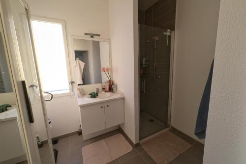 W łazience znajduje się umywalka i prysznic. w obiekcie Chambre chez Quentin y Kiara - Chez l'habitant w Montpellier