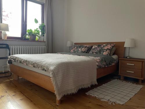 sypialnia z łóżkiem i oknem w obiekcie Pokoje gościnne u Doroty w Kazimierzu Dolnym