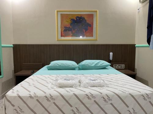 ein Bett mit zwei Kissen darüber in der Unterkunft Hotel Puma in São Paulo
