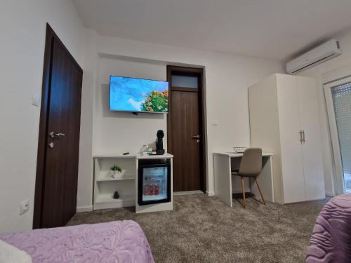 TV a/nebo společenská místnost v ubytování Apartments Miš