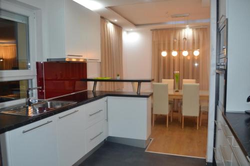 eine Küche mit einem Tisch und einem Esszimmer in der Unterkunft Villa Amela in Ilidža