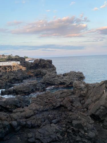 uma vista para o oceano a partir das rochas em magica Home Cannizzaro em Catânia