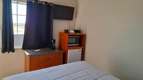 075B Affordable Retreat nr South Rim Sleeps 2 في فالي: غرفه فندقيه بسرير وميكرويف