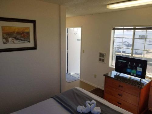um quarto com uma cama e uma secretária com um computador em 075B Affordable Retreat nr South Rim Sleeps 2 em Valle