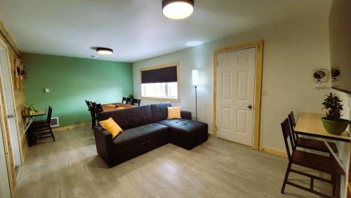 ein Wohnzimmer mit einem Sofa und einem Tisch in der Unterkunft Caribou Cottage in Churchill