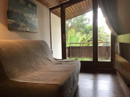 une chambre avec un grand lit et une grande fenêtre dans l'établissement Villa de 6 à 8 pers à Seignosse Le Penon, à Seignosse