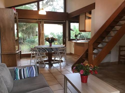 un salon avec un canapé et une table dans l'établissement Villa de 6 à 8 pers à Seignosse Le Penon, à Seignosse