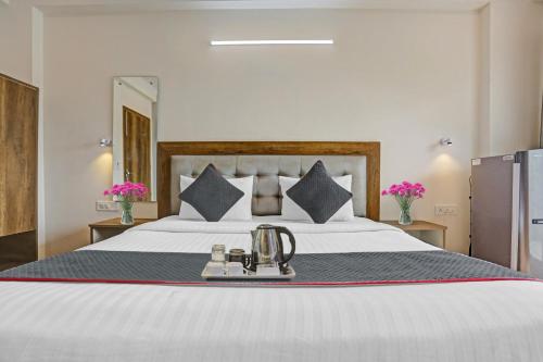 A bed or beds in a room at Hotel Luxury Villa Near Delhi IGI Airport