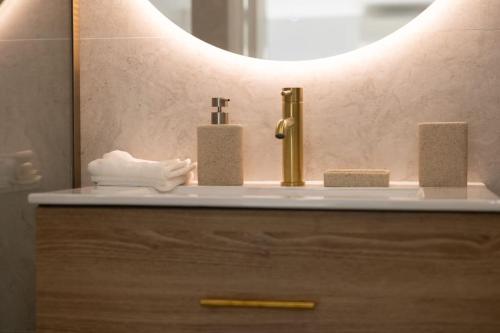 un comptoir de salle de bain avec un lavabo et un miroir dans l'établissement Adorable 2P avec Piscine Cannes, à Cannes