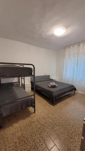 een slaapkamer met 2 stapelbedden in een kamer bij Appartamento estivo PONENTE - Misano Adriatico -RN- in Misano Adriatico