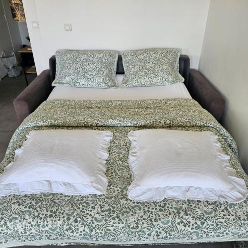 un lit avec deux oreillers dessus dans l'établissement Studio Cannes le Val D'or Chez Lisa, à Cannes