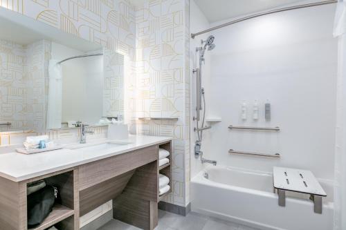 W łazience znajduje się umywalka, wanna i prysznic. w obiekcie Home2 Suites By Hilton Huntsville, Tx w mieście Huntsville