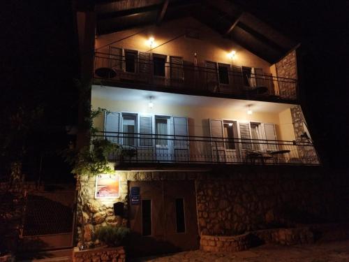 Το κτήριο όπου στεγάζεται  το διαμέρισμα