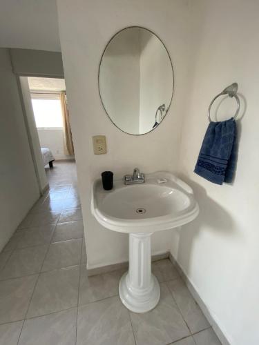 アカプルコにあるSierra 1のバスルーム(白い洗面台、鏡付)