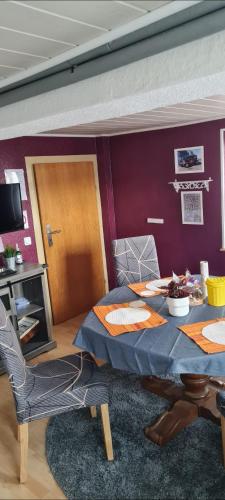 a room with a bed and a table and a chair at Monteurzimmer Lollar in Lollar