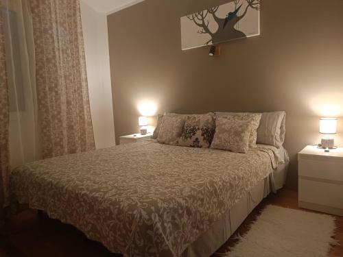 ein Schlafzimmer mit einem Bett und zwei Lampen an Tischen in der Unterkunft Paraiso Del Sol in Denia