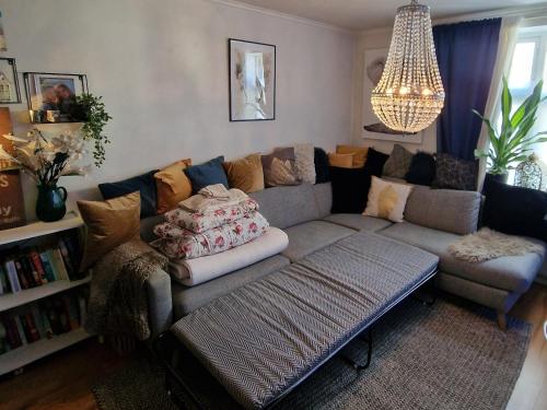 a living room with a couch and a table at Sjarmerende leilighet i hjerte av Tønsberg by in Tønsberg