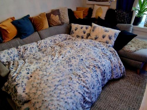En eller flere senge i et værelse på Sjarmerende leilighet i hjerte av Tønsberg by