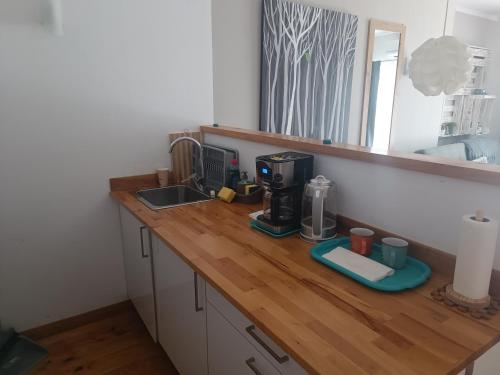 een aanrecht met een koffiezetapparaat bij Paraiso Del Sol in Denia