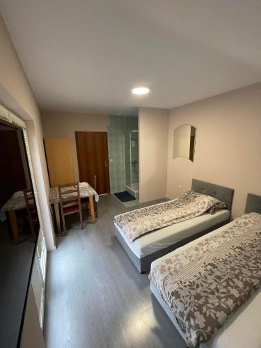 ein Hotelzimmer mit 2 Betten und einem Bad in der Unterkunft Pansion Lapam in Visoko