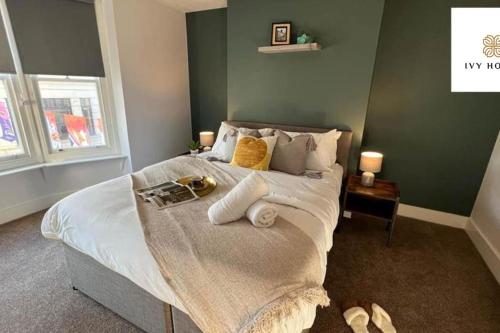 a bedroom with a large bed with towels on it at Central Three Bedroom Flat I Sleep Up to 9 Guests in Brighton & Hove