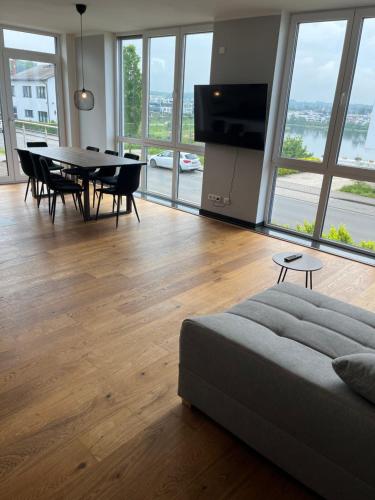 a living room with a table and a dining room at Haus mit Panoramablick auf den Phönixsee in Dortmund