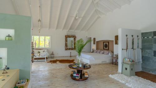 a large living room with a bed and a table at Villa Azulsalado - Frente a la playa in Las Terrenas