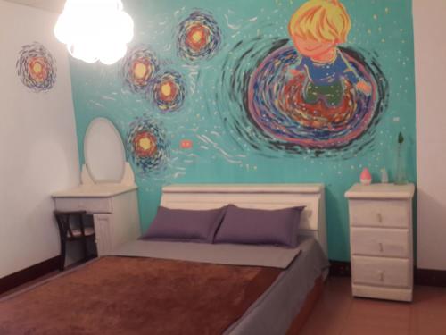 a room with a bed and a painting on the wall at 太魯閣蘇西小空間 SusiSpace in Xincheng