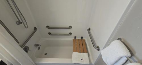 a small bathroom with a bath tub and towels at Motel 6-Slidell, LA - New Orleans in Slidell