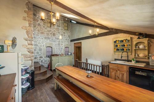 uma cozinha com um banco de madeira num quarto em Medieval Manor em Caldicot