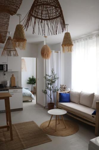 un salon avec un canapé et une table dans l'établissement Loveroom Mykonos avec balnéothérapie, à Toulon