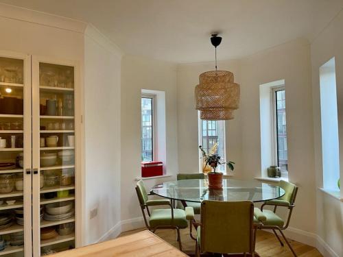 a dining room with a glass table and chairs at Bright and modern apartment in Grand Canal Docks in Dublin