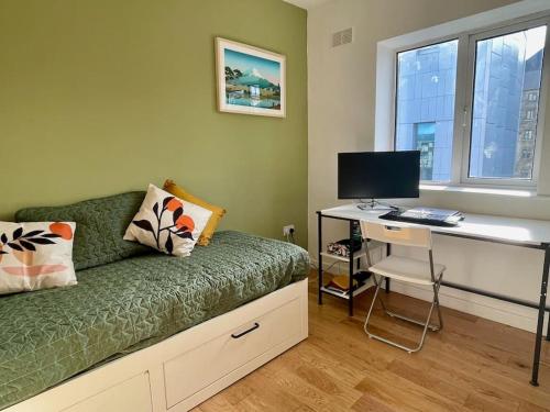 A bed or beds in a room at Bright and modern apartment in Grand Canal Docks