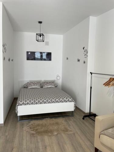 1 dormitorio con 1 cama en una habitación blanca en Maison Saint Pierre en Dinant