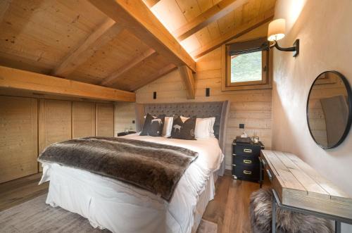 Postel nebo postele na pokoji v ubytování Luxury Megève Chalet, sleeps 8 with Mountain Views and Jacuzzi