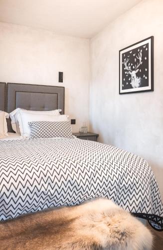 Una cama o camas en una habitación de Luxury Megève Chalet, sleeps 8 with Mountain Views and Jacuzzi