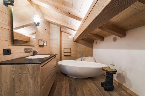 Koupelna v ubytování Luxury Megève Chalet, sleeps 8 with Mountain Views and Jacuzzi