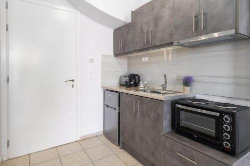 Η κουζίνα ή μικρή κουζίνα στο ilios apartment downtown sea view