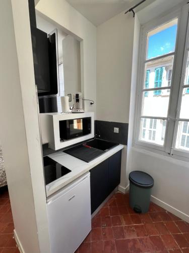 Il comprend une cuisine équipée d'un four micro-ondes et d'une télévision. dans l'établissement Studio Proche Toutes Commodités, à Perpignan