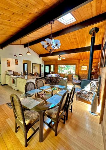 ボルケーノにあるVolcano Hideaway Cabin as seen on HGTVのダイニングルーム、キッチン(テーブル、椅子付)